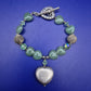 Elegantes Herz Armband mit Grünen Natursteinen – Romantischer Stil