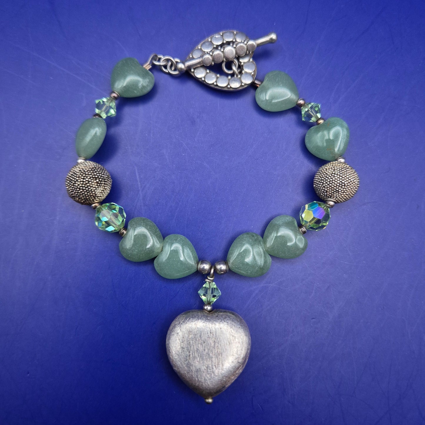 Elegantes Herz Armband mit Grünen Natursteinen – Romantischer Stil
