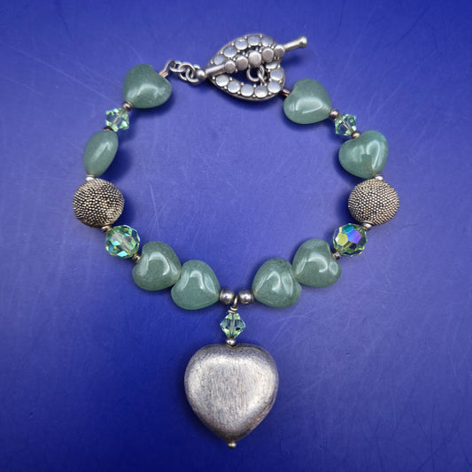 Elegantes Herz Armband mit Grünen Natursteinen – Romantischer Stil