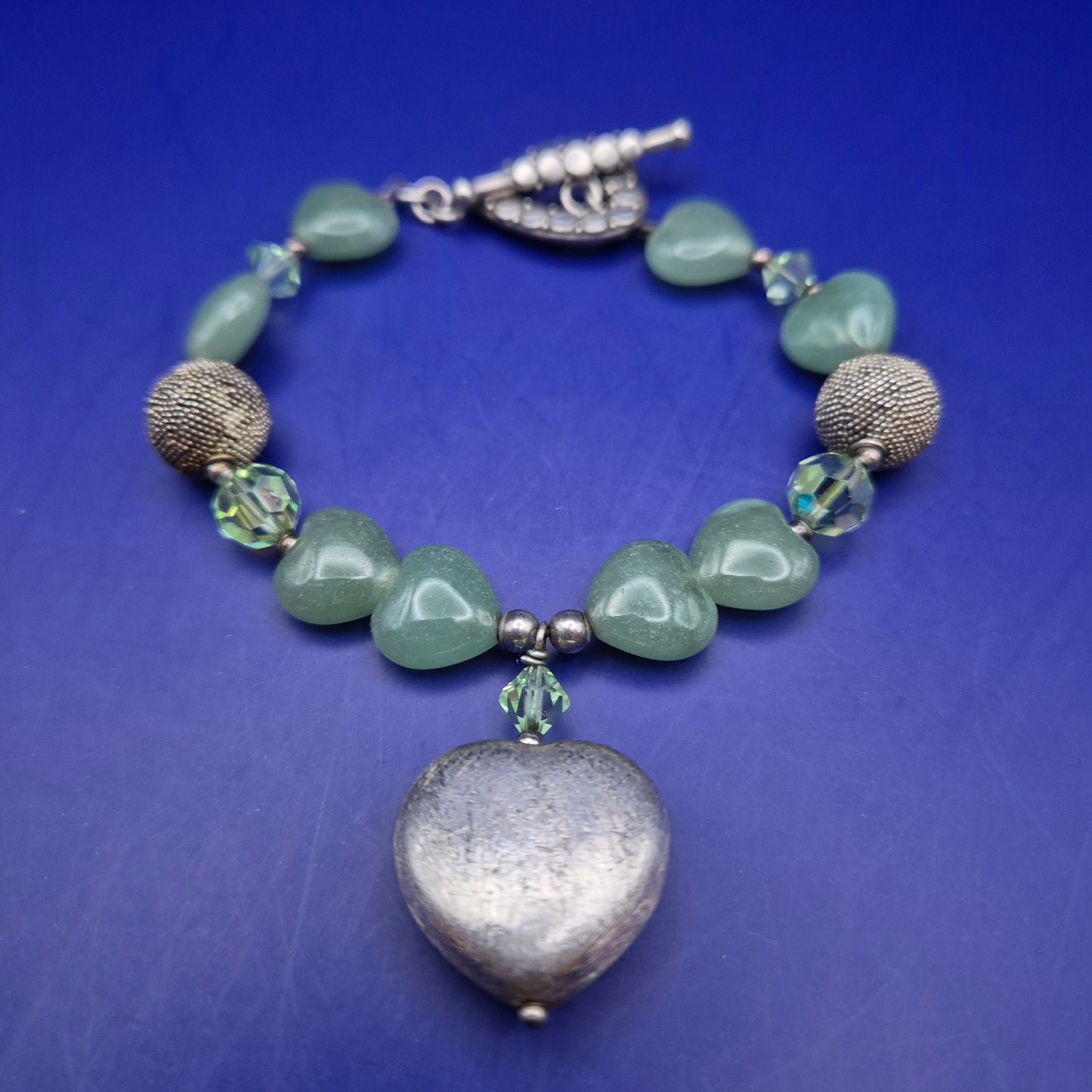 Elegantes Herz Armband mit Grünen Natursteinen – Romantischer Stil