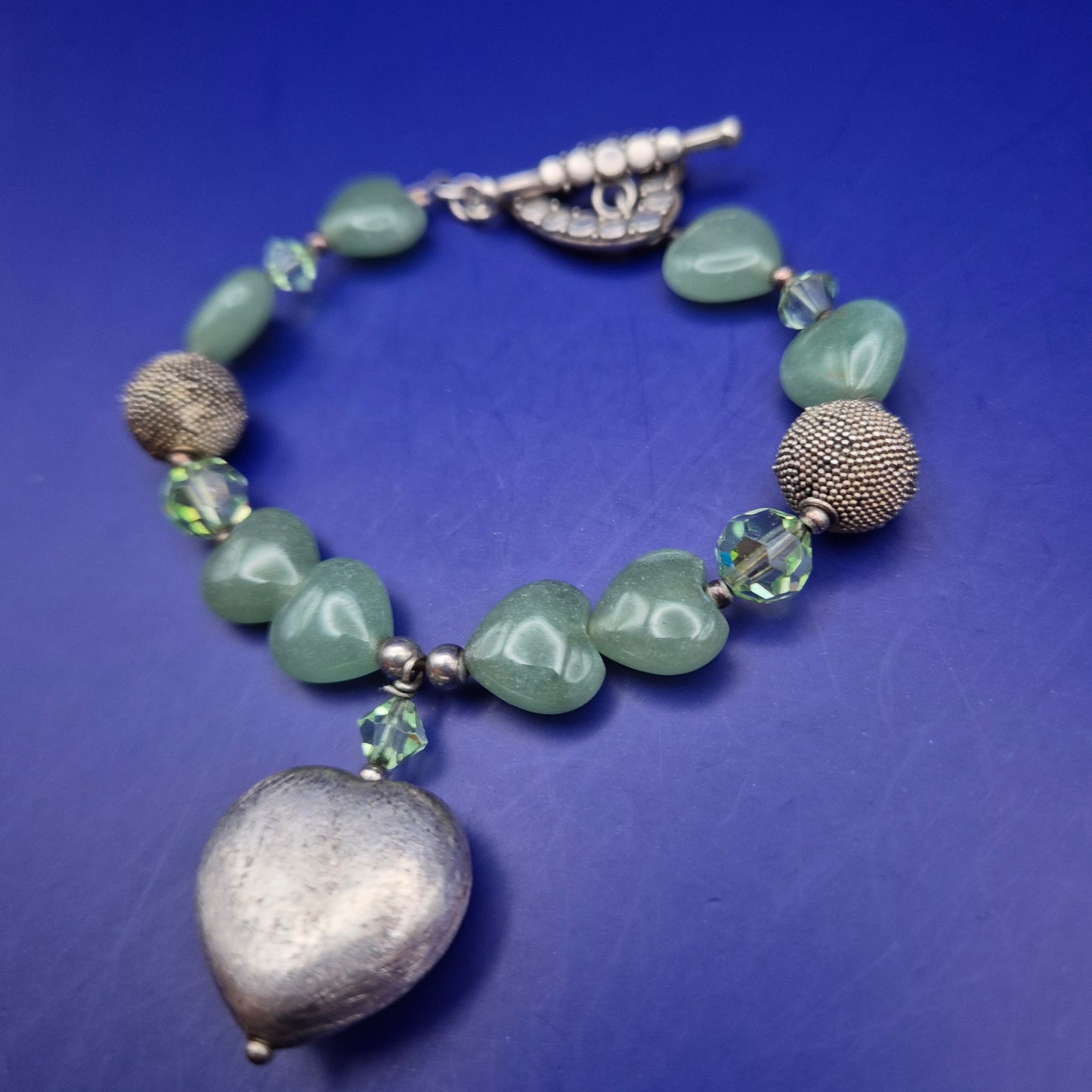 Elegantes Herz Armband mit Grünen Natursteinen – Romantischer Stil