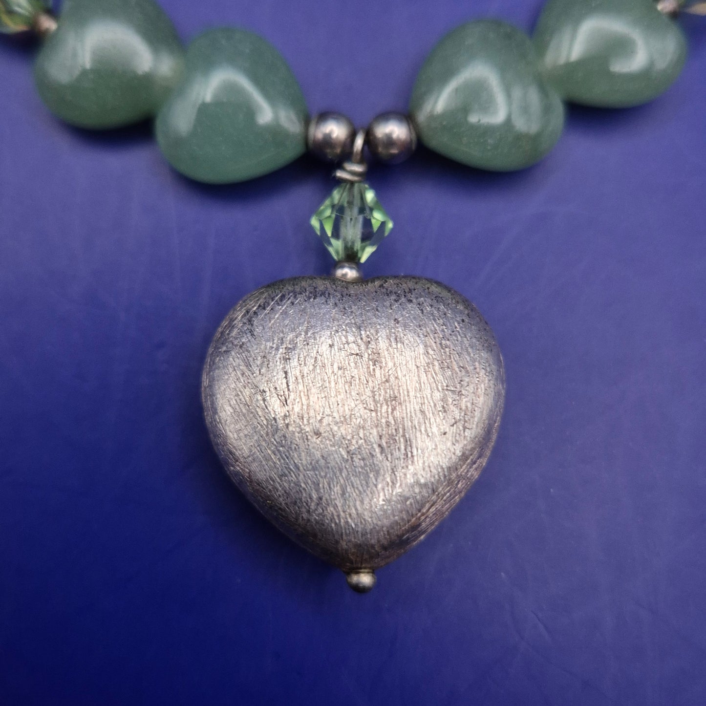 Elegantes Herz Armband mit Grünen Natursteinen – Romantischer Stil