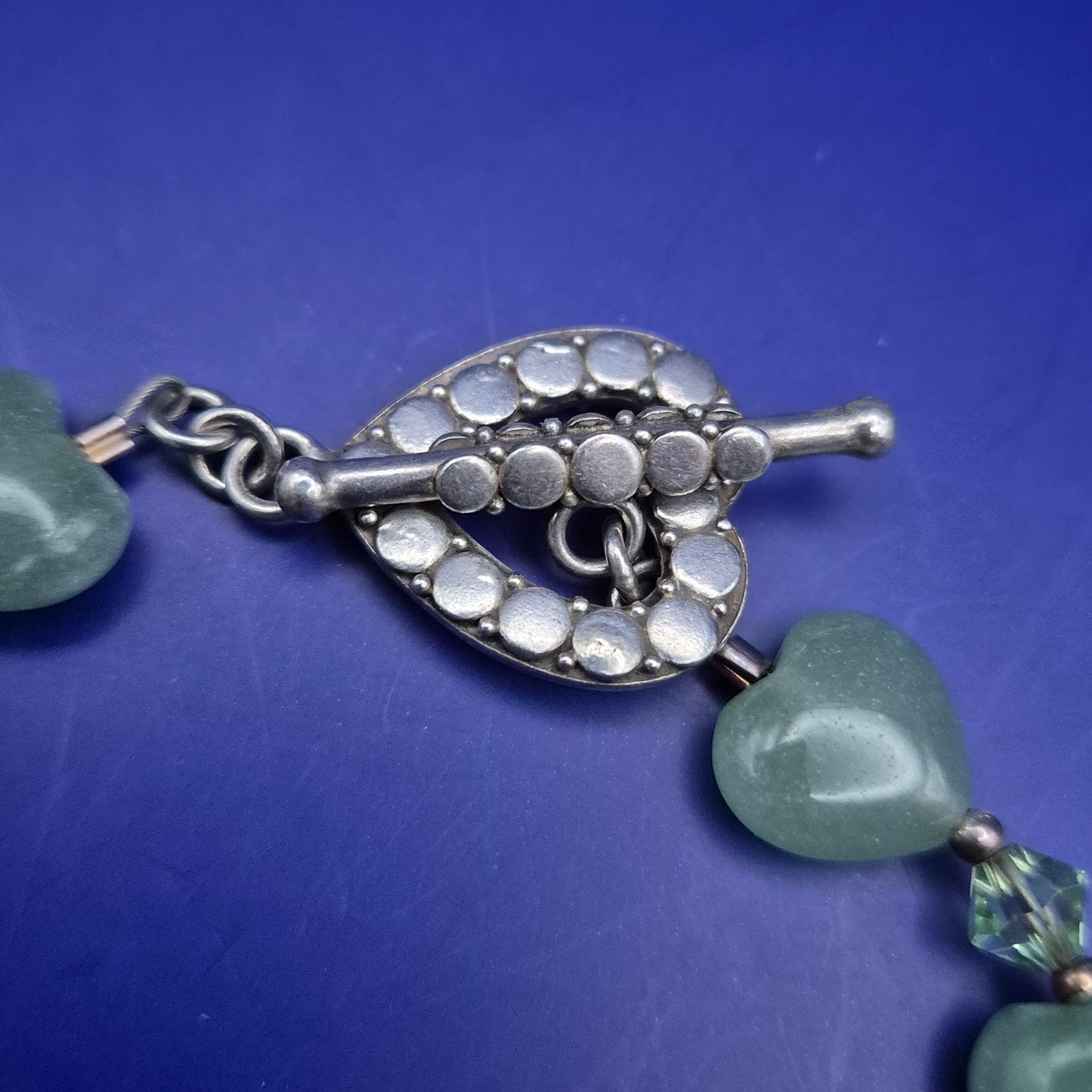 Elegantes Herz Armband mit Grünen Natursteinen – Romantischer Stil