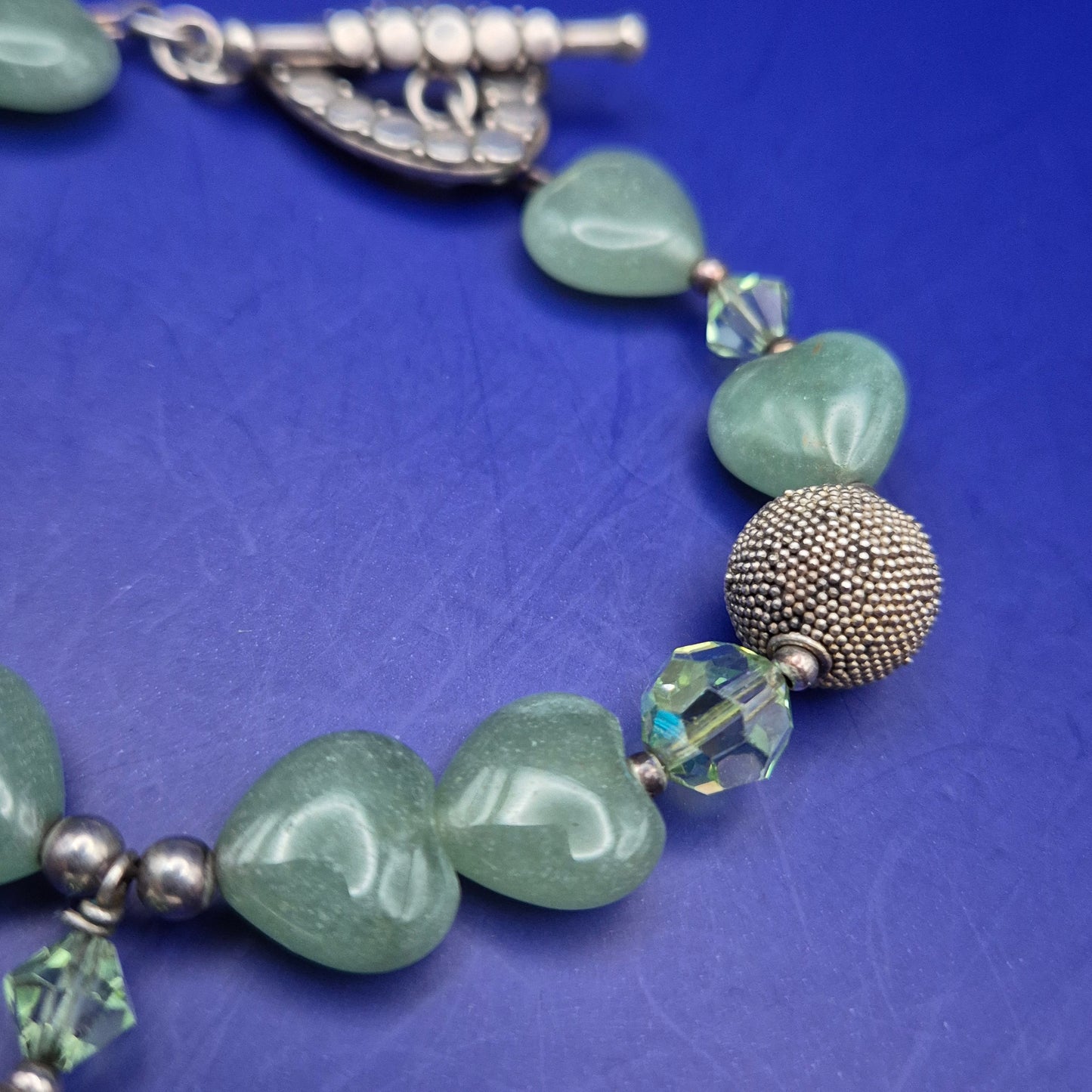 Elegantes Herz Armband mit Grünen Natursteinen – Romantischer Stil