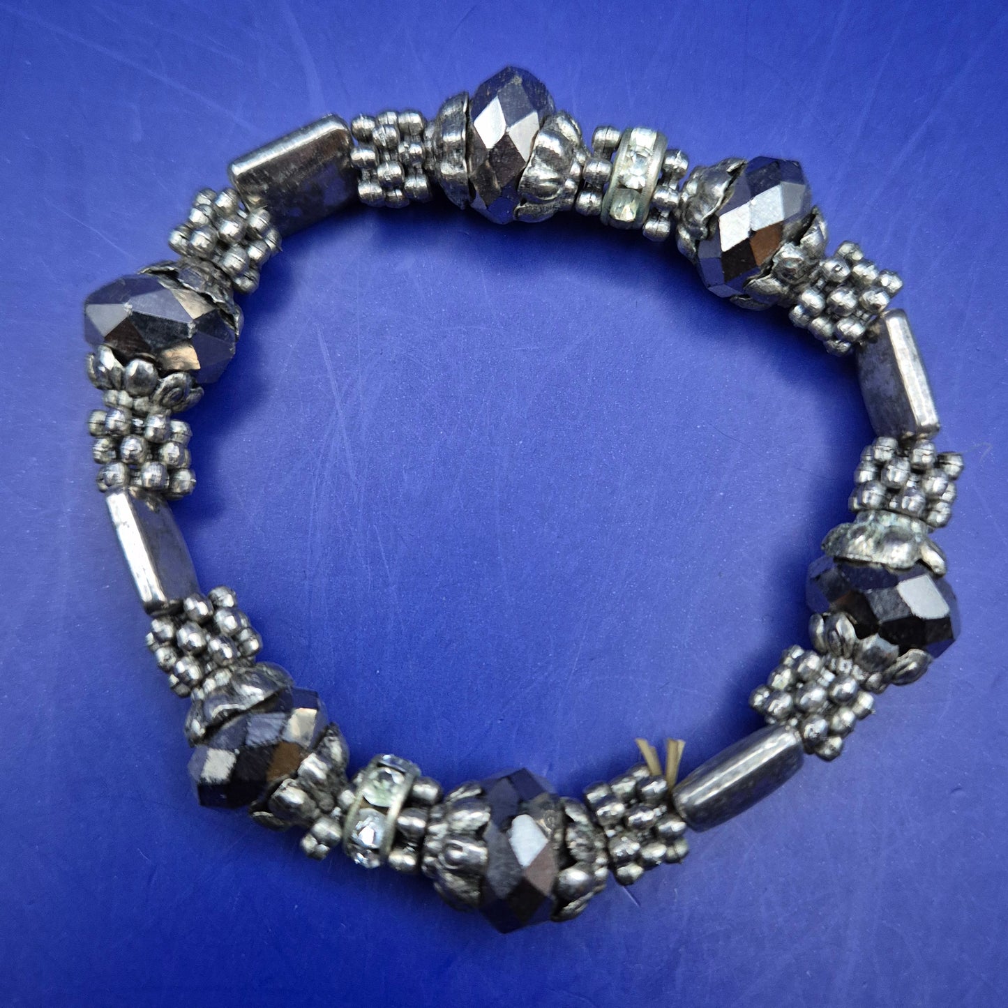 Auffälliges Herren Armband mit Hämatit Kugeln – Elastisch