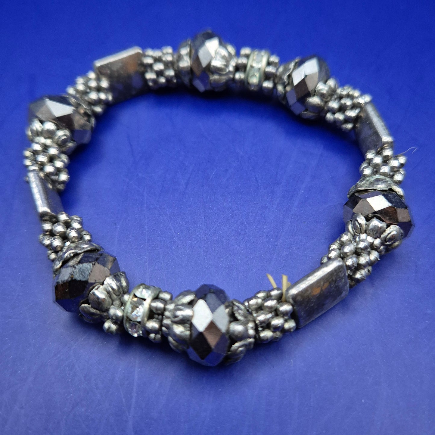 Auffälliges Herren Armband mit Hämatit Kugeln – Elastisch