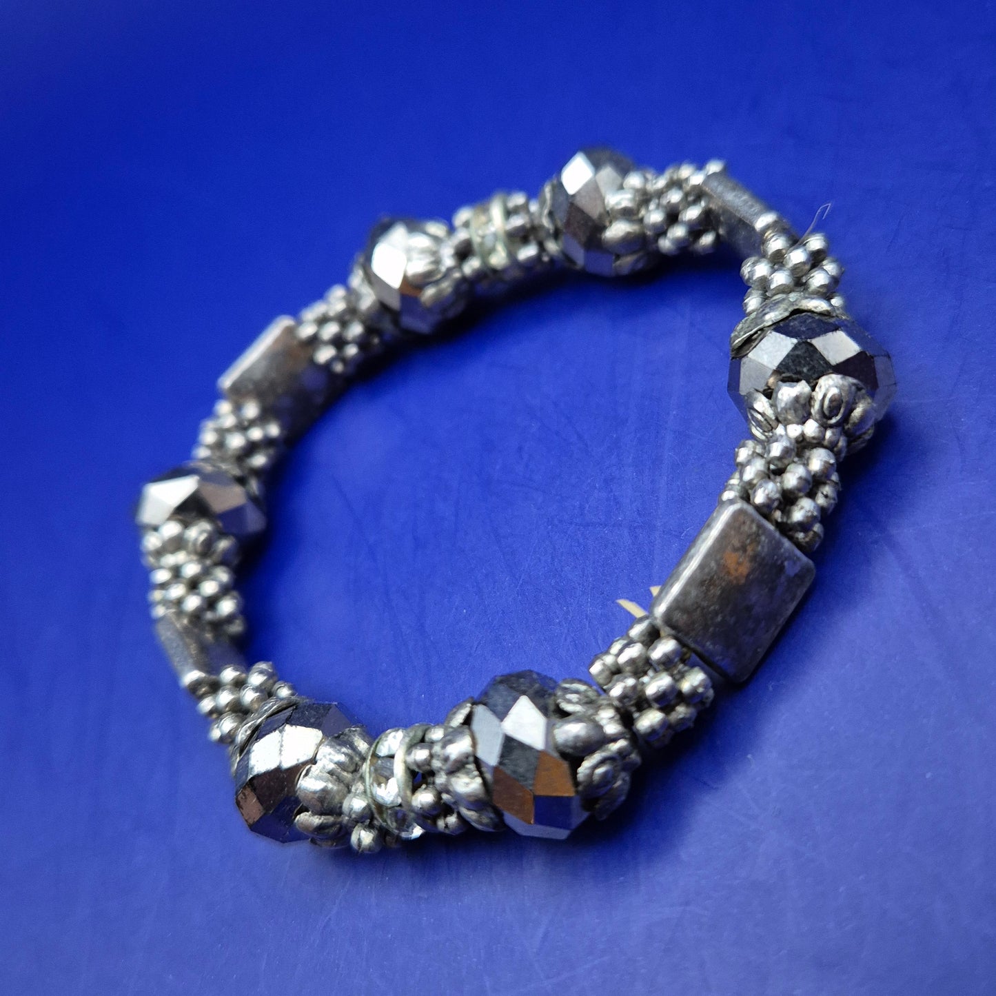 Auffälliges Herren Armband mit Hämatit Kugeln – Elastisch