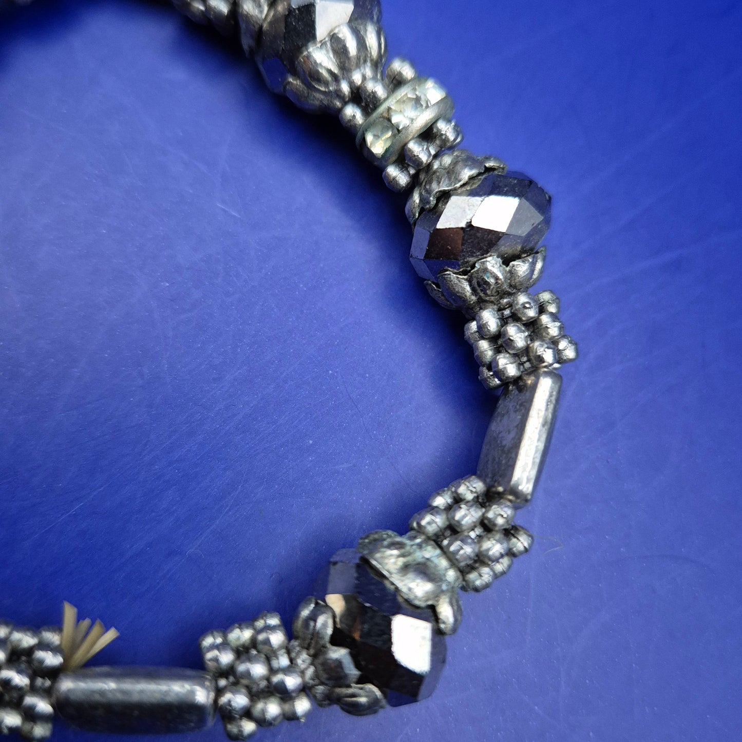 Auffälliges Herren Armband mit Hämatit Kugeln – Elastisch
