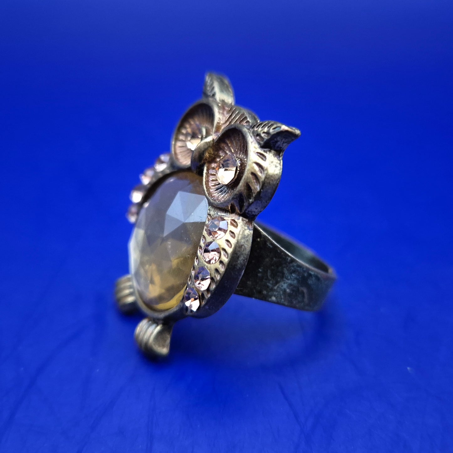 Auffälliger Vintage-Style Eulen Ring mit großen Schmucksteinen
