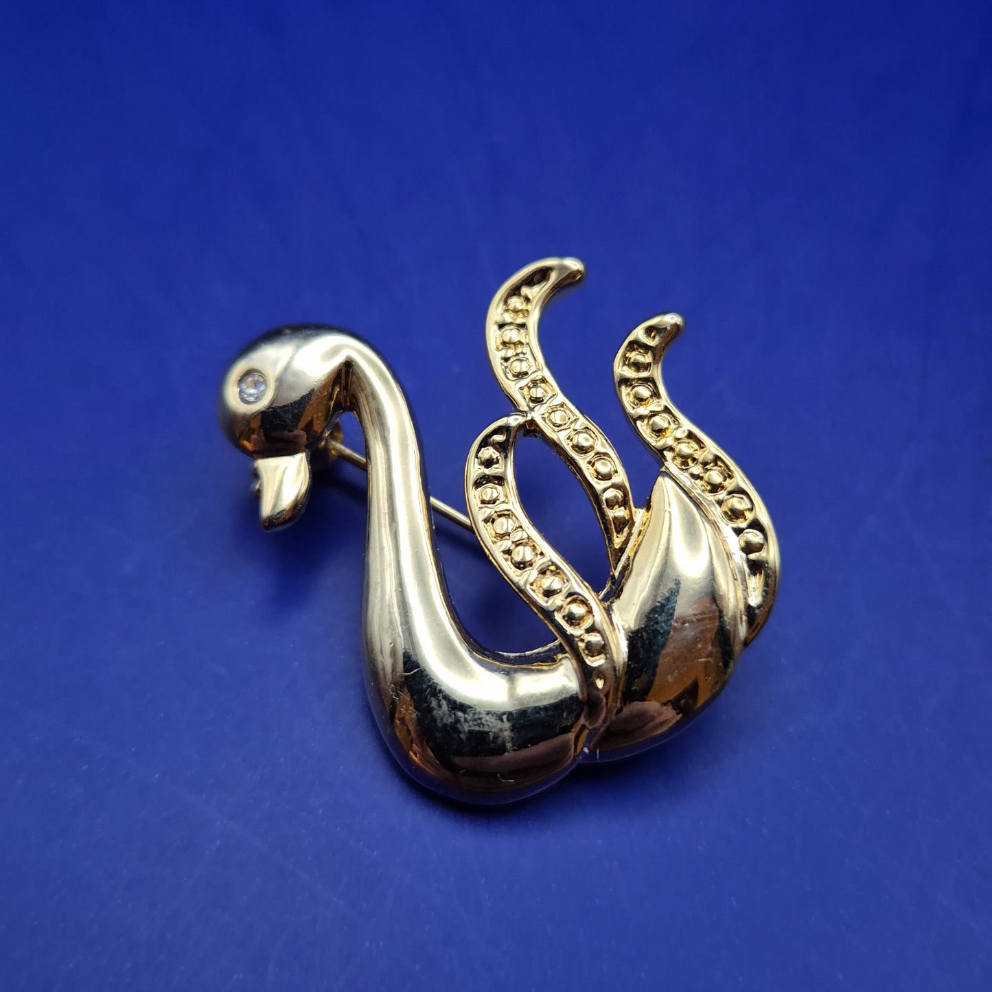 Elegante Schwanen Brosche Goldfarben mit Stein – Edles Accessoire