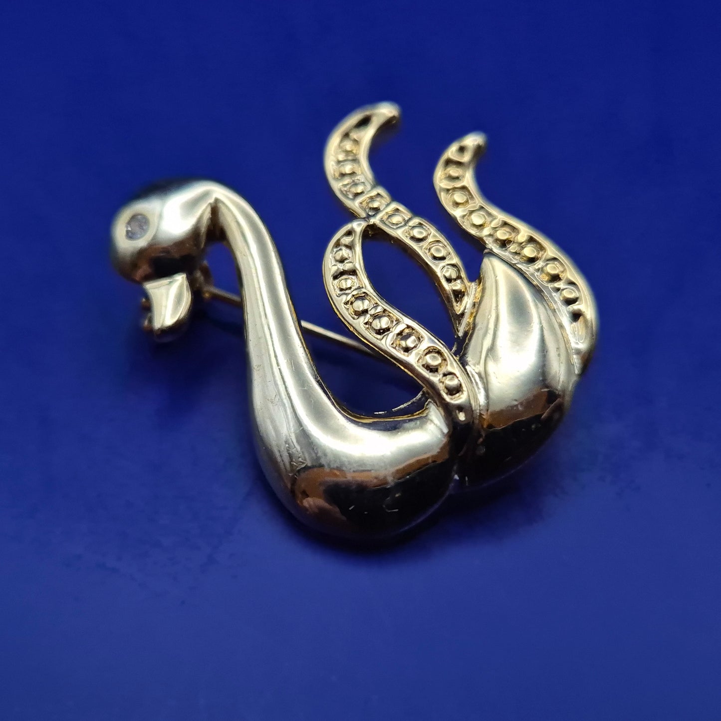 Elegante Schwanen Brosche Goldfarben mit Stein – Edles Accessoire