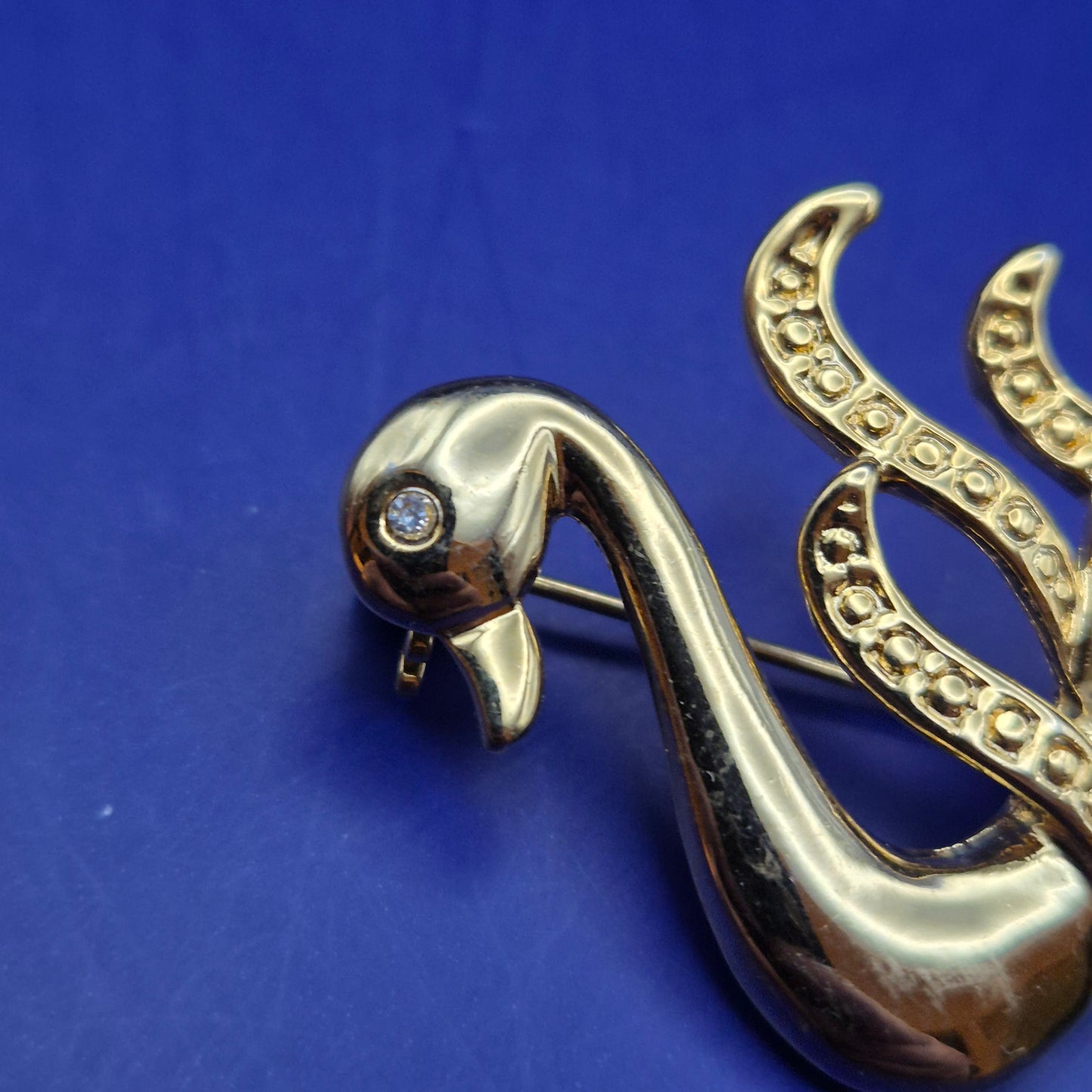 Elegante Schwanen Brosche Goldfarben mit Stein – Edles Accessoire