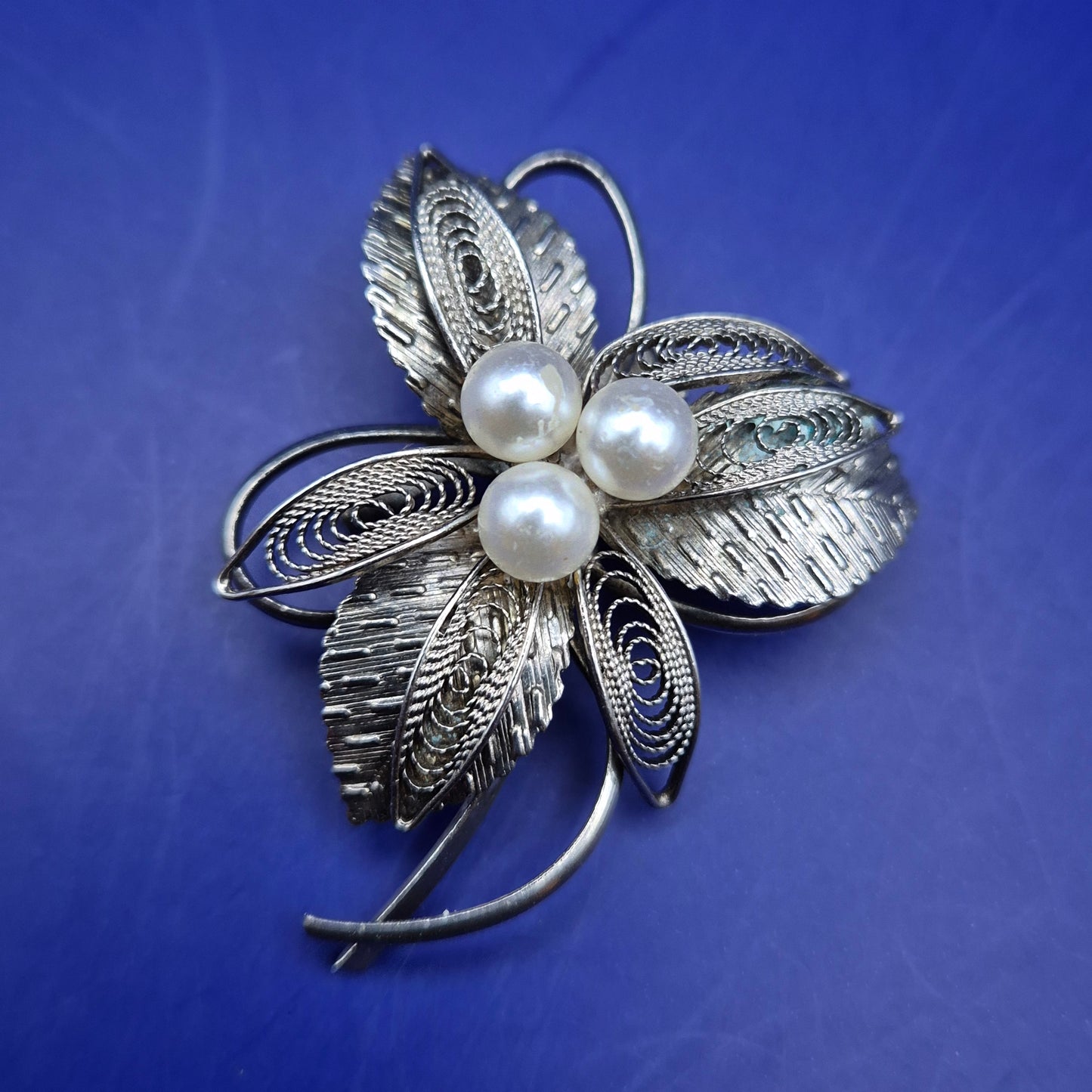Filigrane Damen Perlen Brosche im Blumen Design