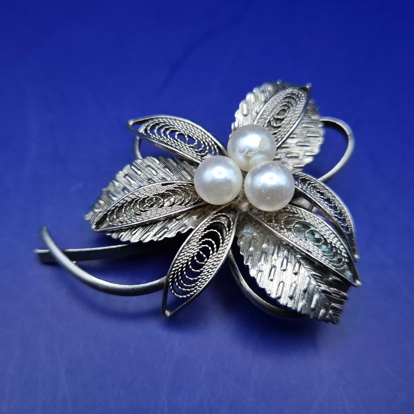 Filigrane Damen Perlen Brosche im Blumen Design