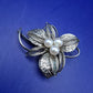 Filigrane Damen Perlen Brosche im Blumen Design