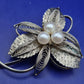 Filigrane Damen Perlen Brosche im Blumen Design