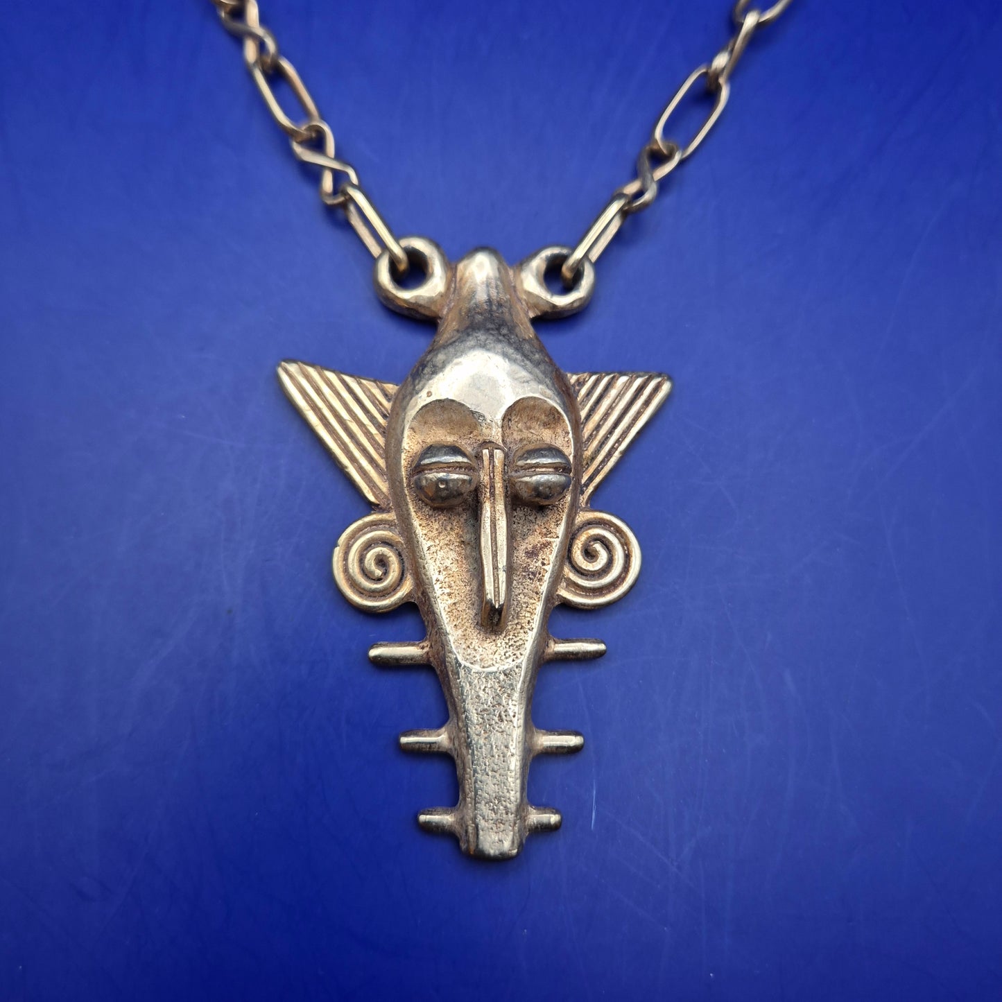 Exotische Masken Halskette im Ethno-Stil – Goldfarbenes Statement-Piece