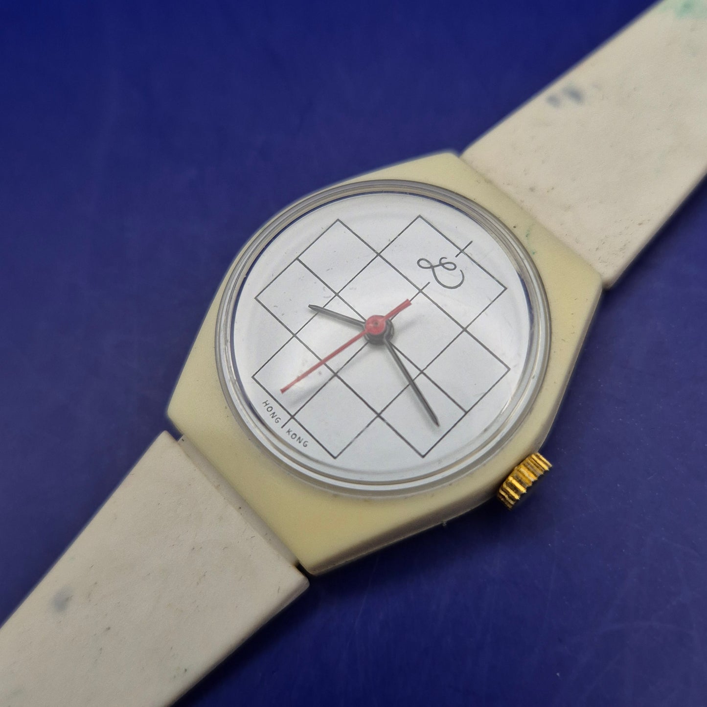 Vintage Damen Uhr – Weißes Gitter-Design mit Retro-Charme