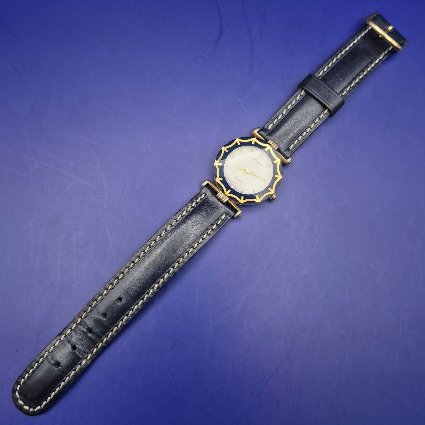 Auffällige Japona Damen Uhr – Blau-goldenes Design mit Steinbesatz