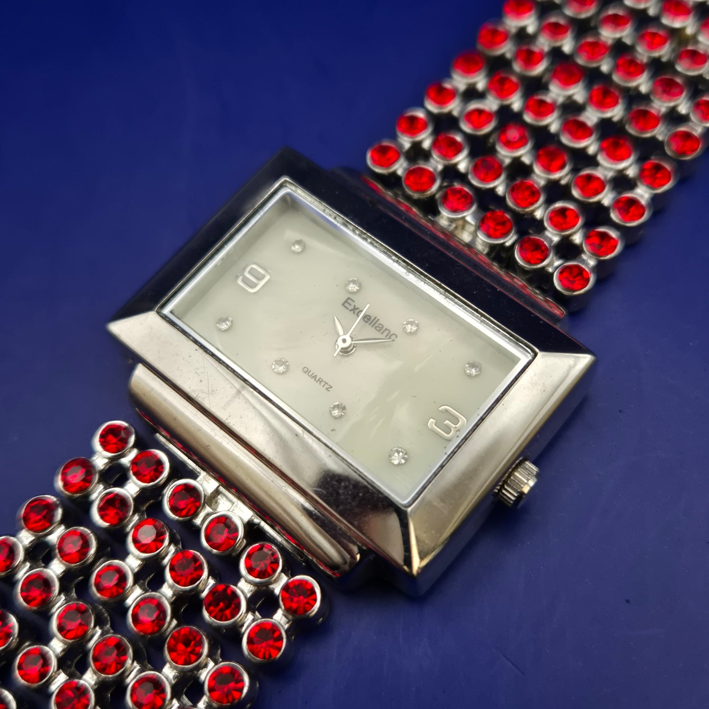 Titel Elegante Excellanc Damen Uhr – Glamouröses Design mit roten Steinen
