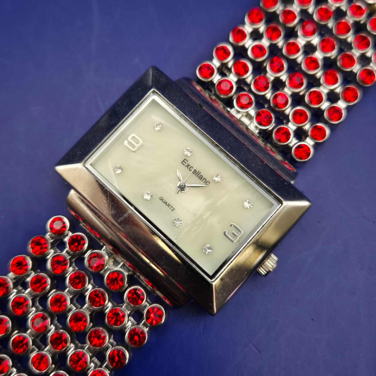 Titel Elegante Excellanc Damen Uhr – Glamouröses Design mit roten Steinen