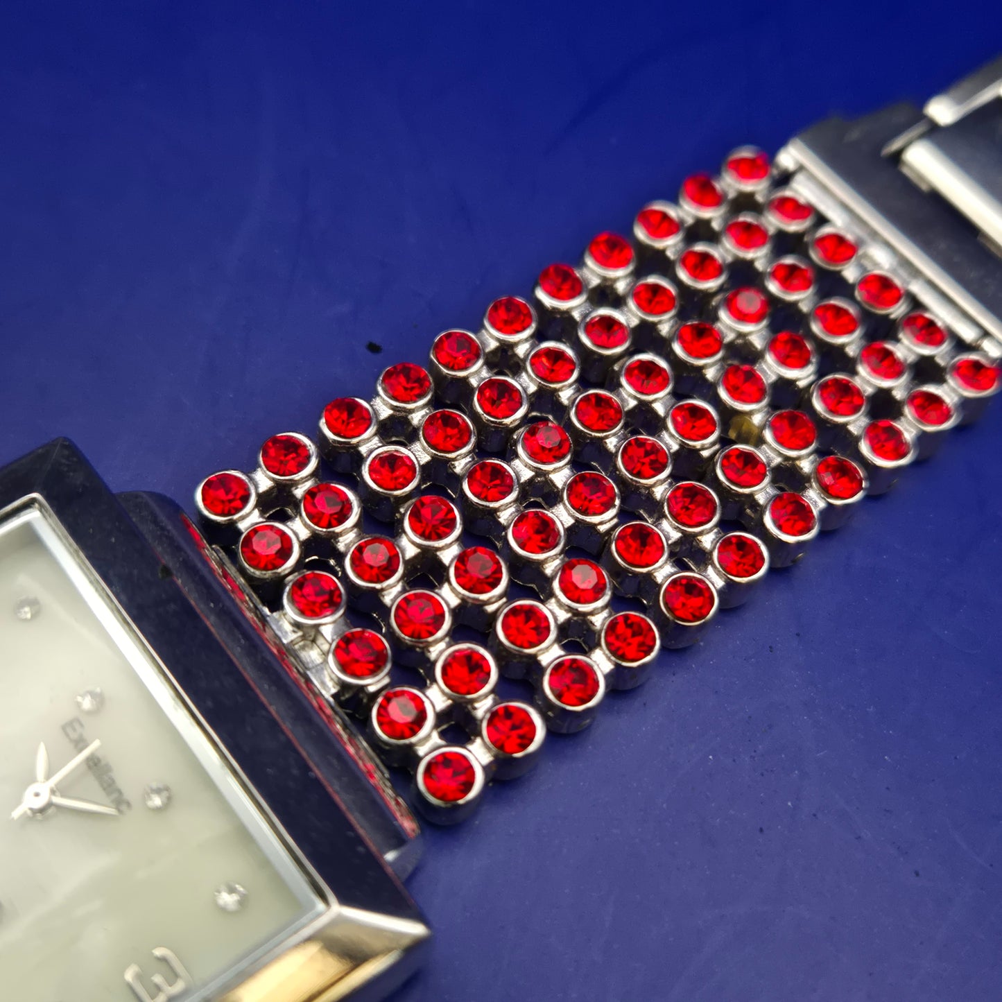 Titel Elegante Excellanc Damen Uhr – Glamouröses Design mit roten Steinen