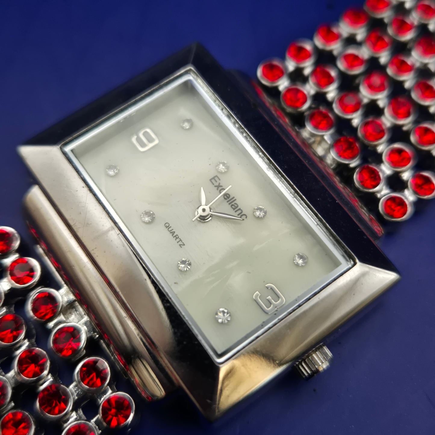 Titel Elegante Excellanc Damen Uhr – Glamouröses Design mit roten Steinen