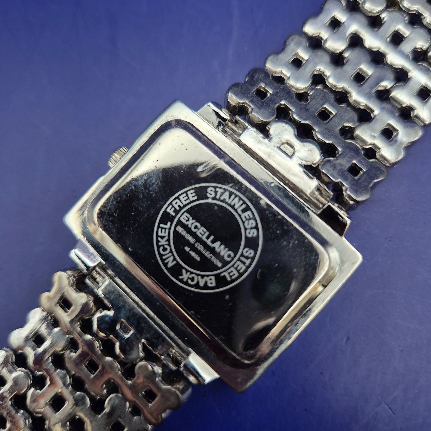Titel Elegante Excellanc Damen Uhr – Glamouröses Design mit roten Steinen