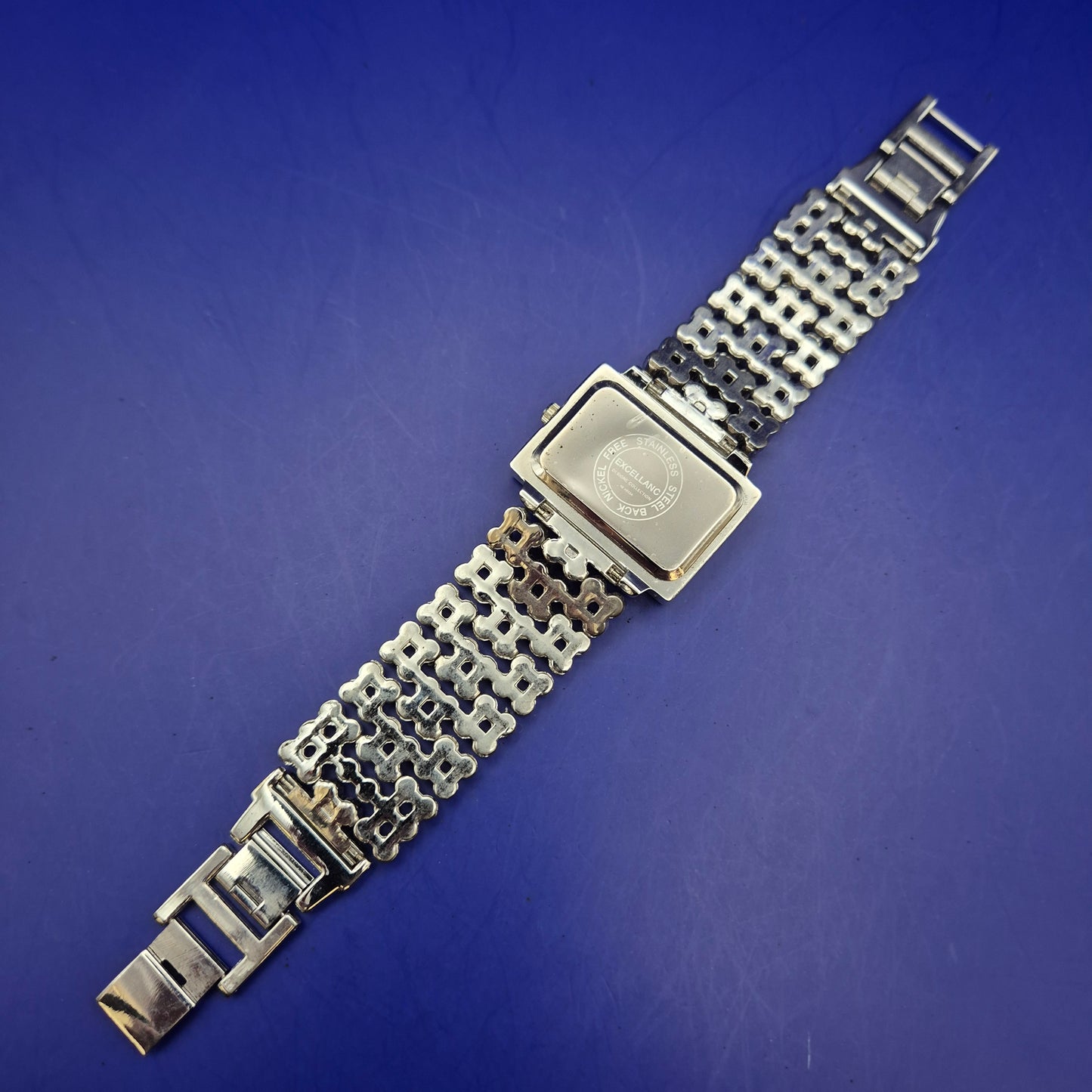 Titel Elegante Excellanc Damen Uhr – Glamouröses Design mit roten Steinen