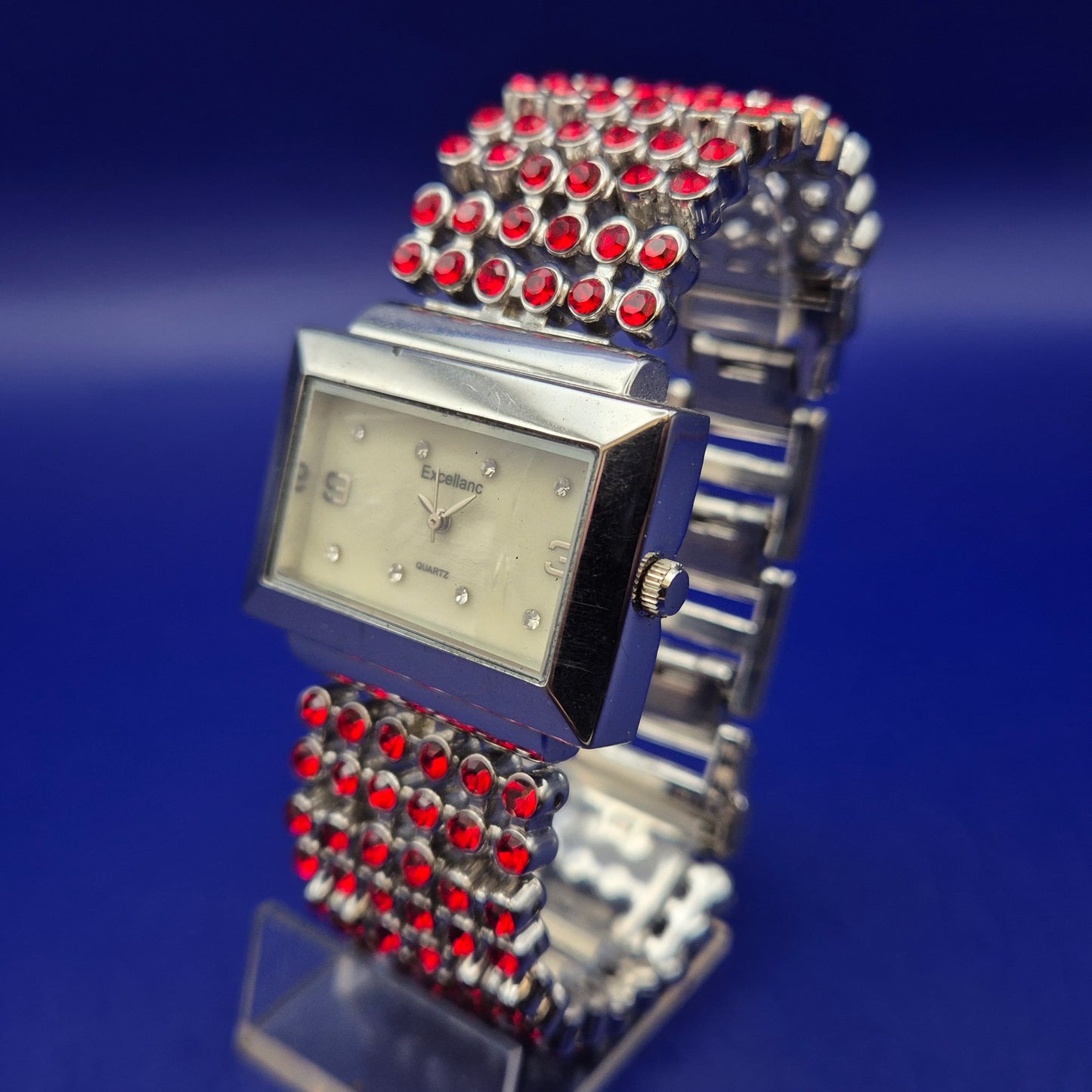Titel Elegante Excellanc Damen Uhr – Glamouröses Design mit roten Steinen