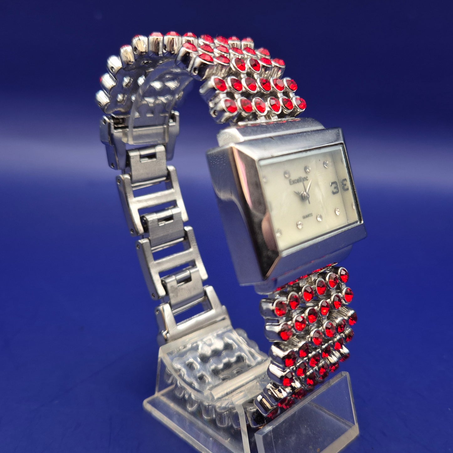 Titel Elegante Excellanc Damen Uhr – Glamouröses Design mit roten Steinen