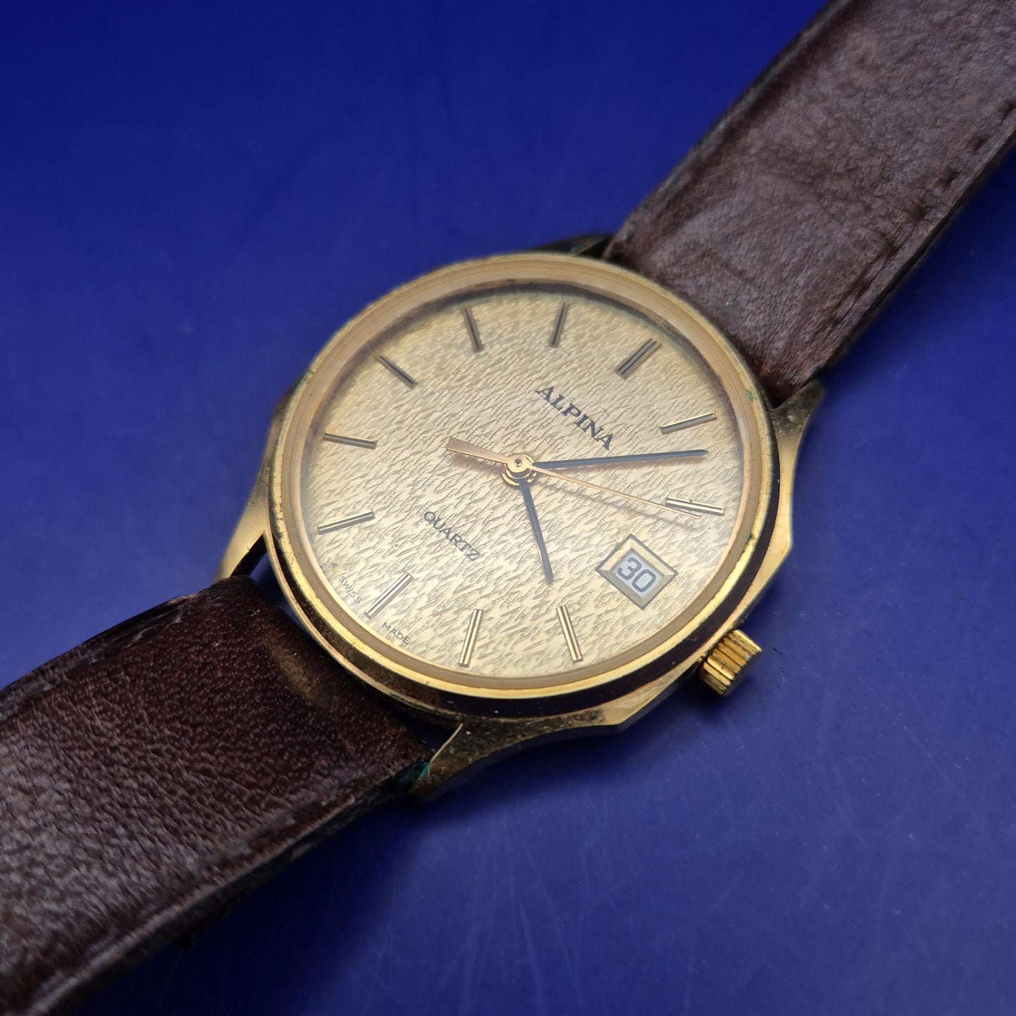 Klassische Alpina Herren Uhr – Goldfarben mit strukturiertem Zifferblatt