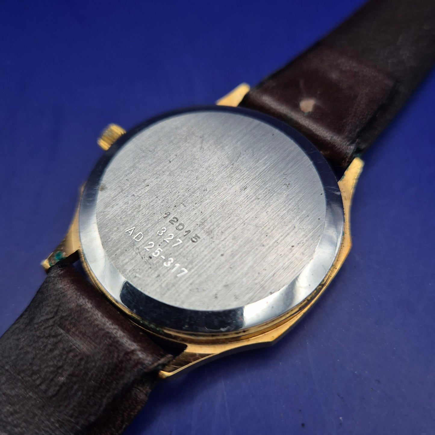 Klassische Alpina Herren Uhr – Goldfarben mit strukturiertem Zifferblatt