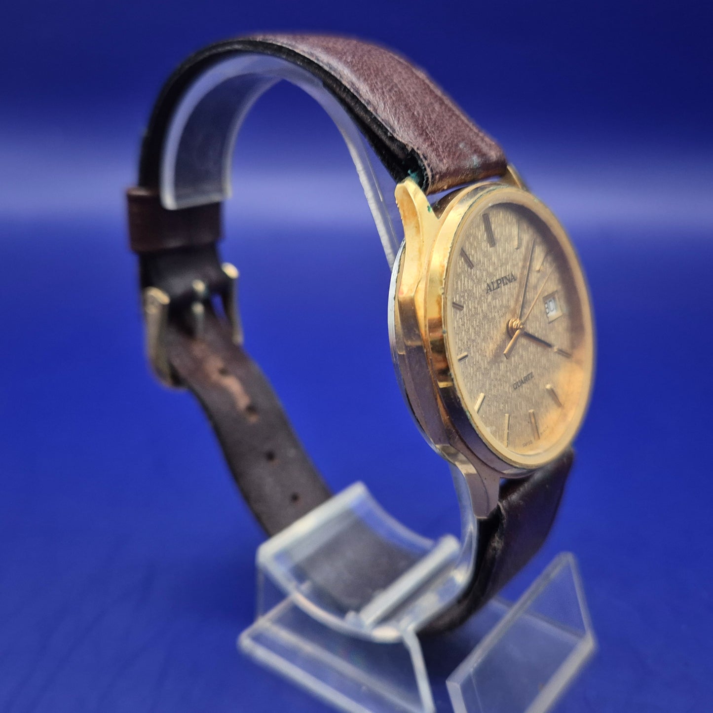 Klassische Alpina Herren Uhr – Goldfarben mit strukturiertem Zifferblatt