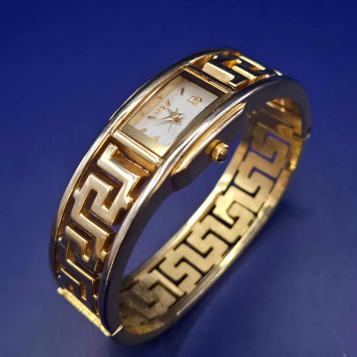 Elegante LDADPR Damen Uhr – Goldfarbenes Bangle-Design mit Mäander-Muster