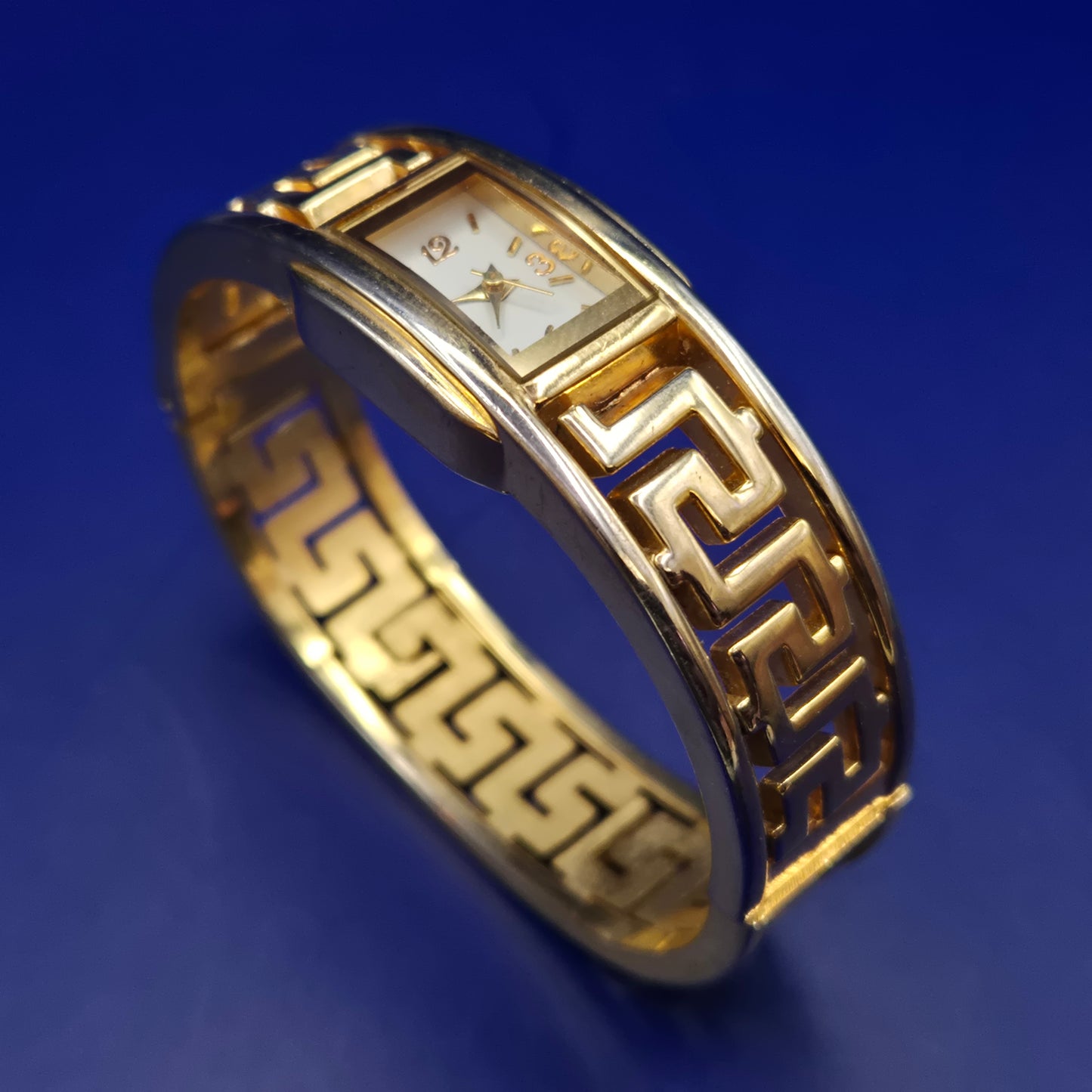 Elegante LDADPR Damen Uhr – Goldfarbenes Bangle-Design mit Mäander-Muster