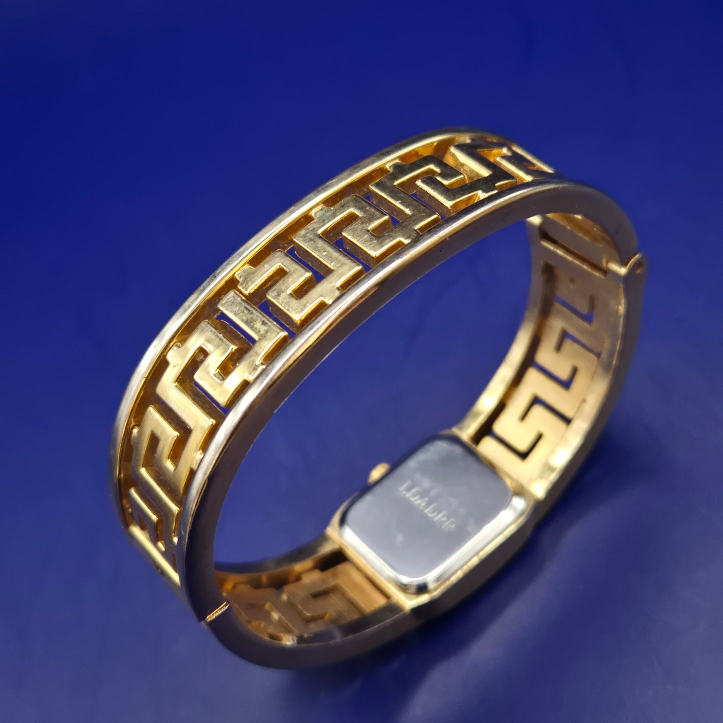 Elegante LDADPR Damen Uhr – Goldfarbenes Bangle-Design mit Mäander-Muster