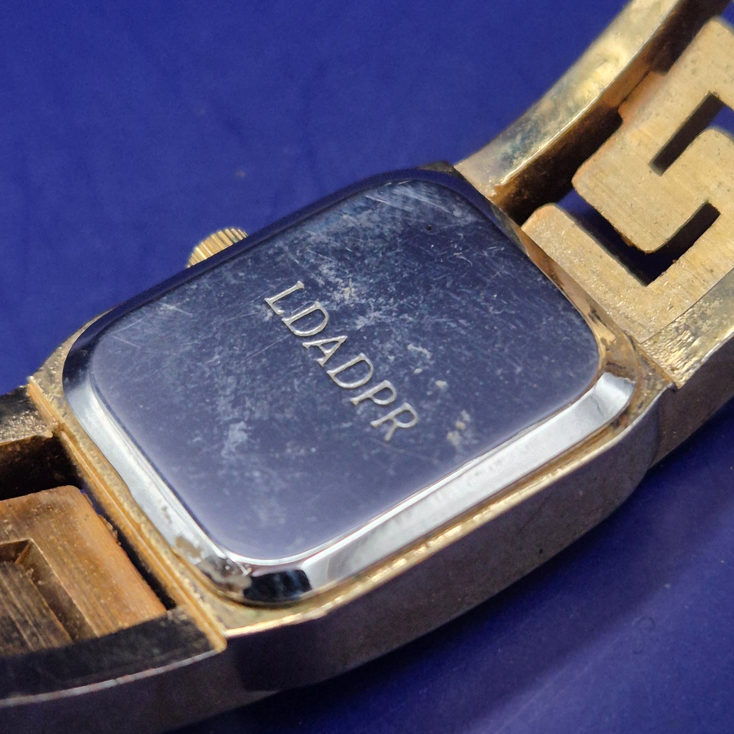 Elegante LDADPR Damen Uhr – Goldfarbenes Bangle-Design mit Mäander-Muster
