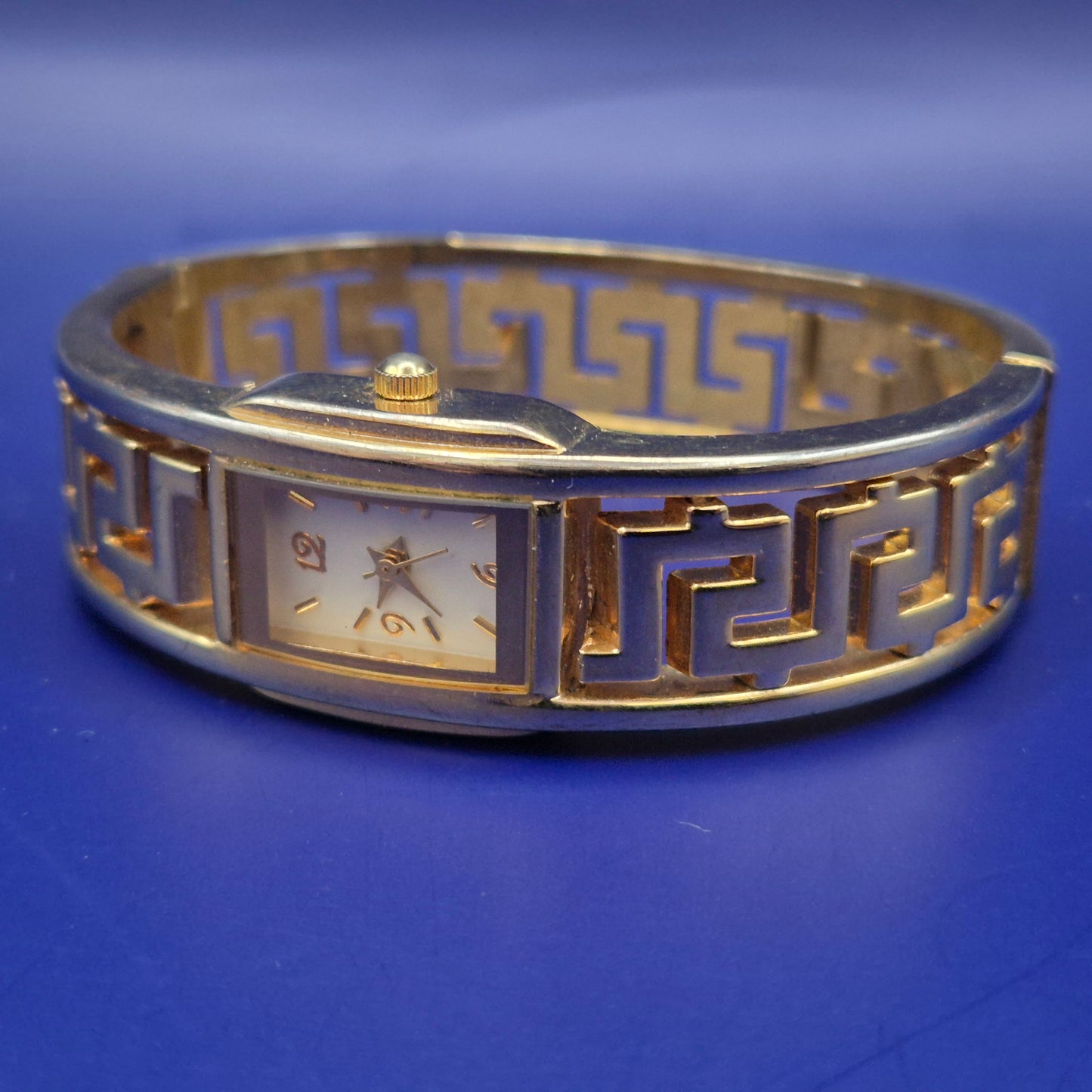 Elegante LDADPR Damen Uhr – Goldfarbenes Bangle-Design mit Mäander-Muster