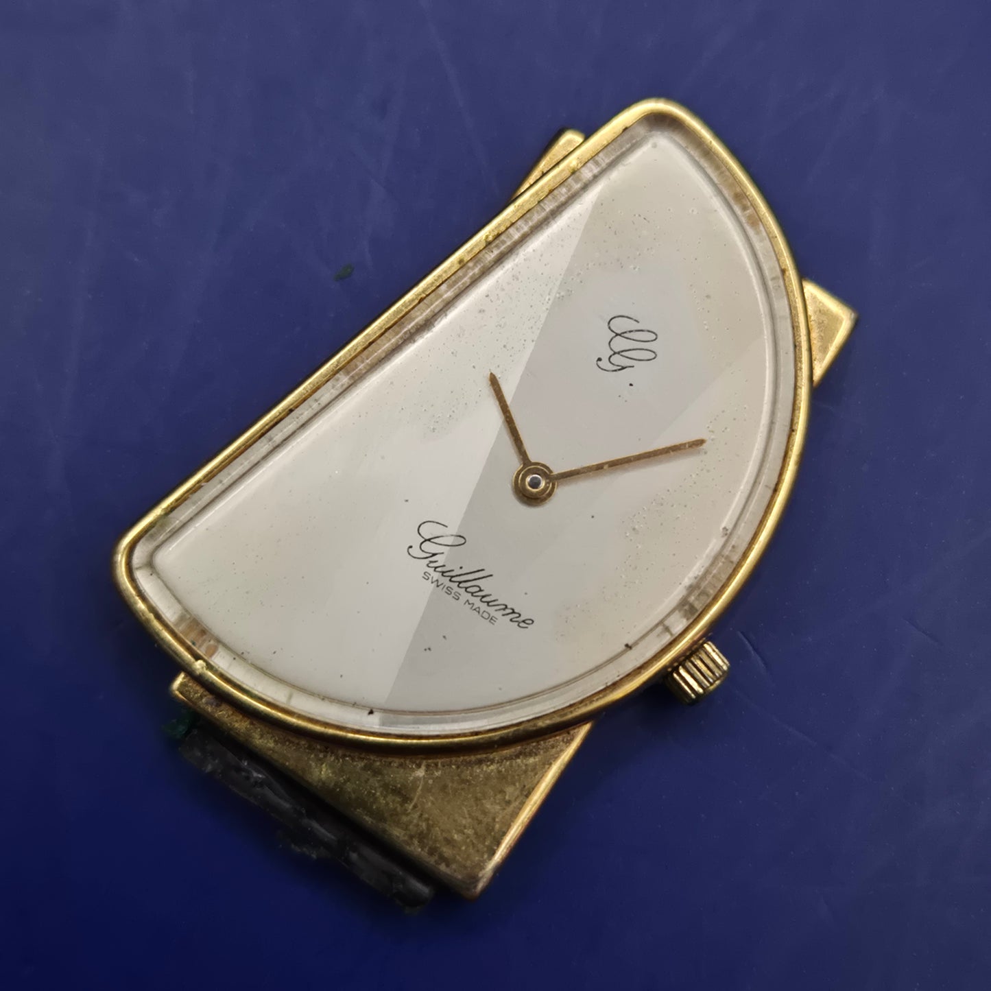 Exzentrische Guillaume Swiss Made Damen Uhr – Einzigartiges D-Form Design