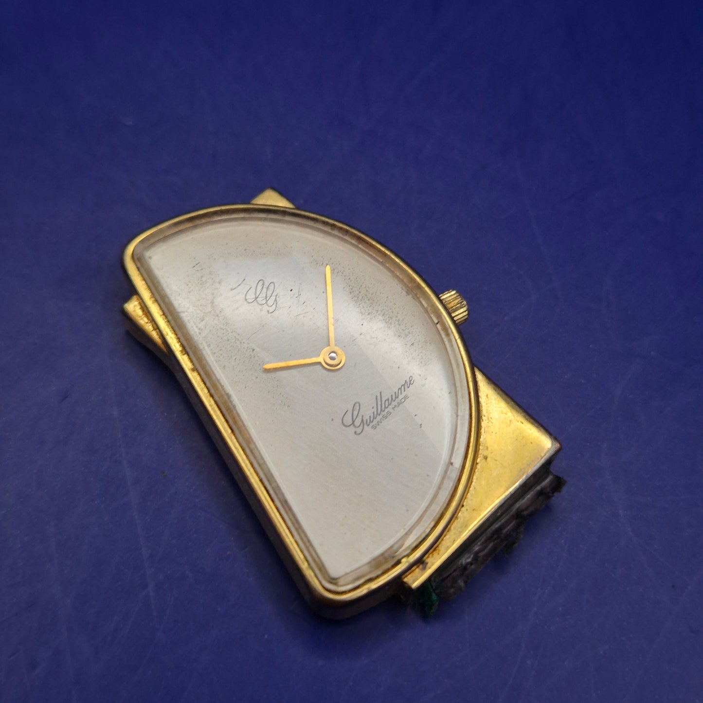 Exzentrische Guillaume Swiss Made Damen Uhr – Einzigartiges D-Form Design