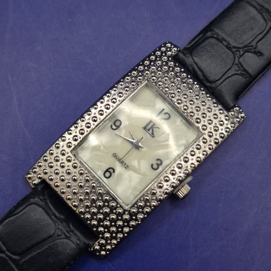 Glamouröse IK Damen Uhr – Perlmutt-Zifferblatt mit funkelndem Besatz