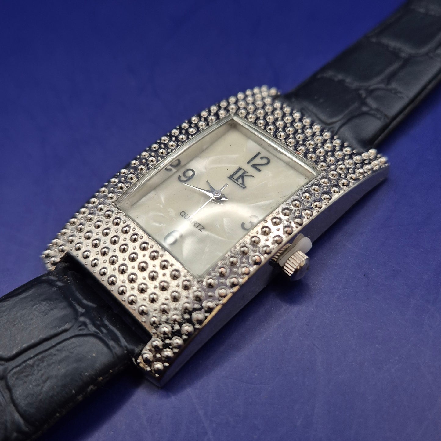 Glamouröse IK Damen Uhr – Perlmutt-Zifferblatt mit funkelndem Besatz