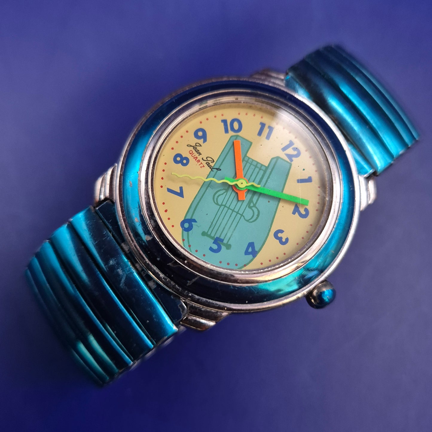 Auffällige Jean Paul Quarz Uhr – Retro-Stil mit blauem Stretchband