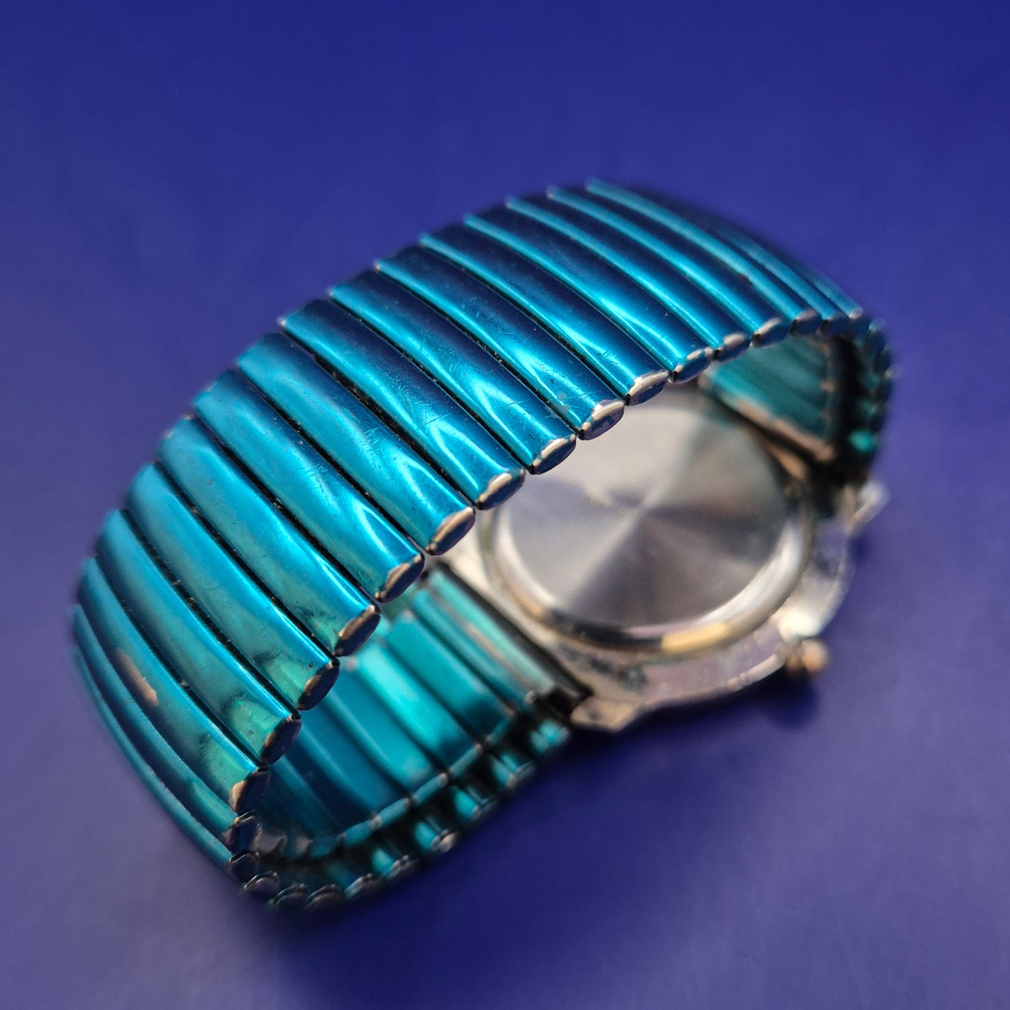 Auffällige Jean Paul Quarz Uhr – Retro-Stil mit blauem Stretchband