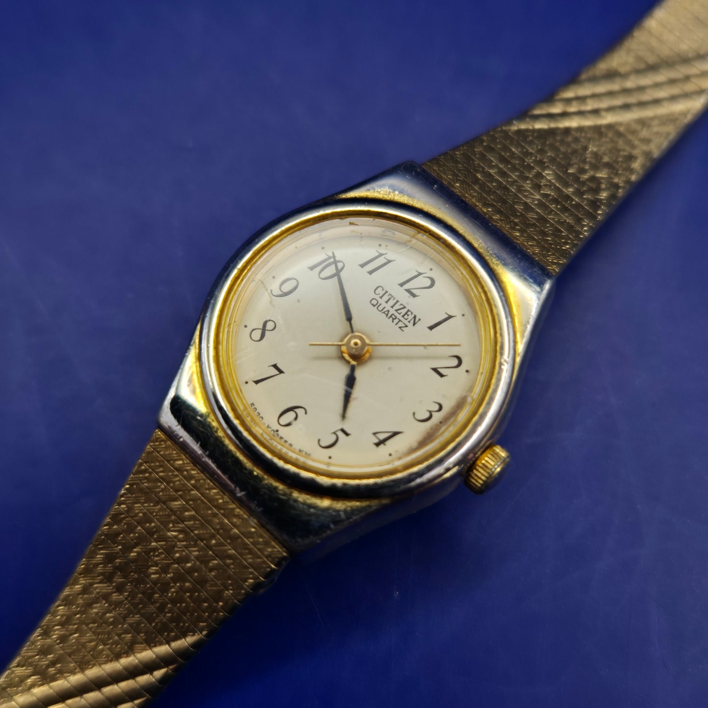 Elegante Citizen Damen Uhr – Goldfarbenes Vintage-Design mit Strukturarmband