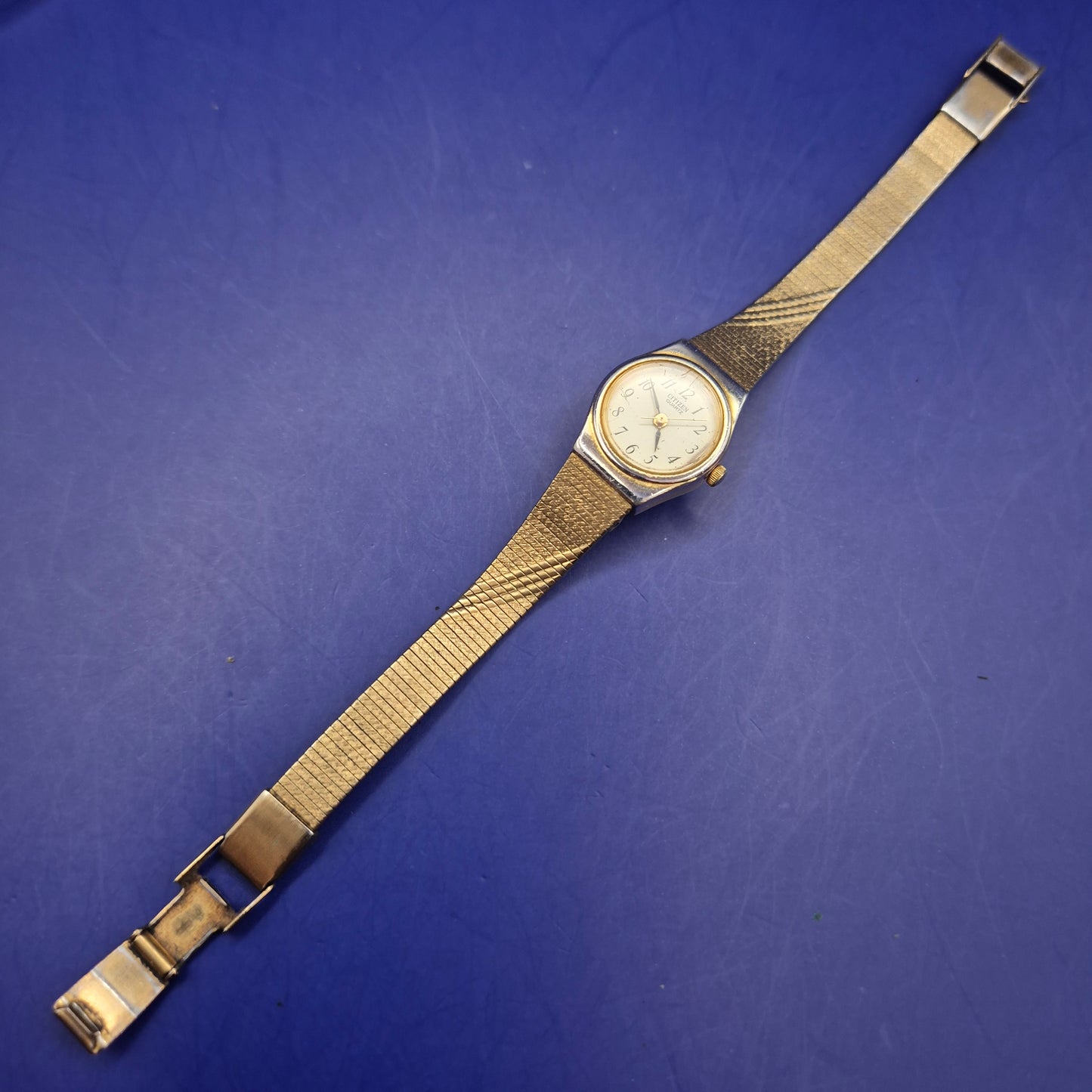 Elegante Citizen Damen Uhr – Goldfarbenes Vintage-Design mit Strukturarmband