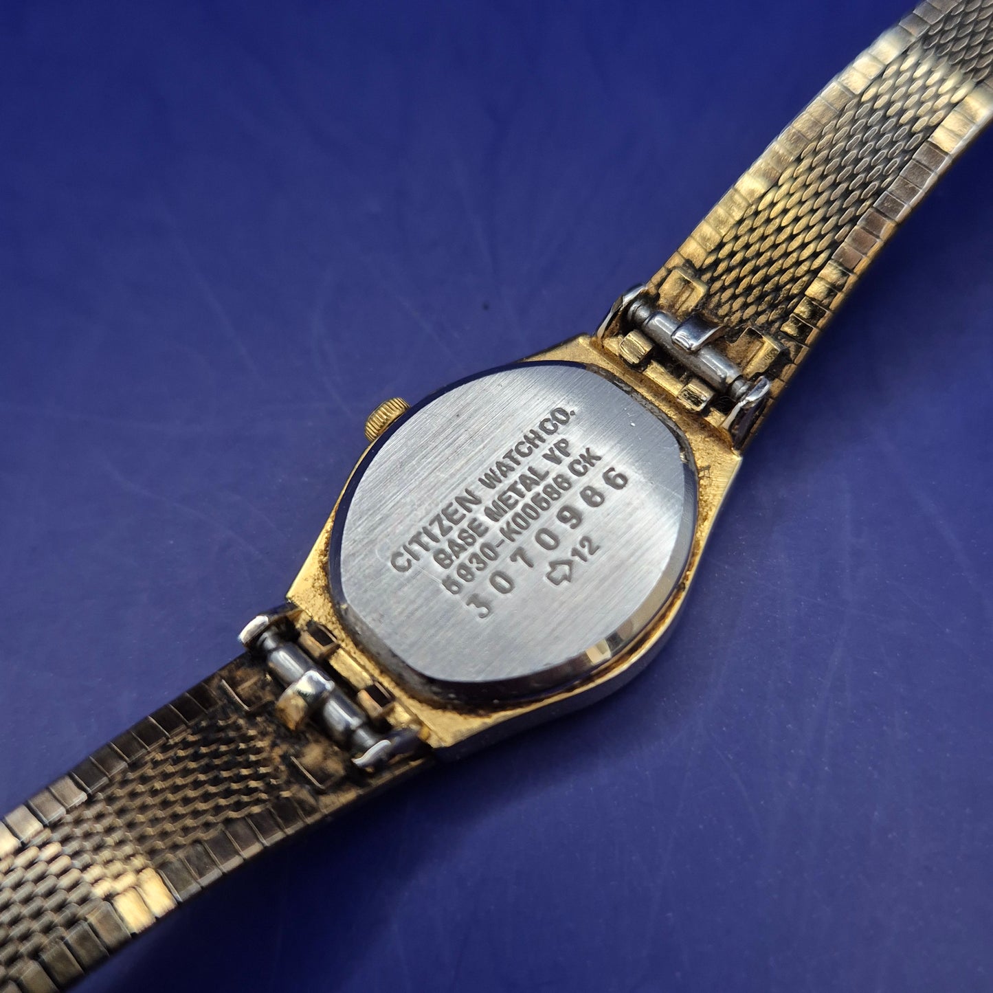 Elegante Citizen Damen Uhr – Goldfarbenes Vintage-Design mit Strukturarmband