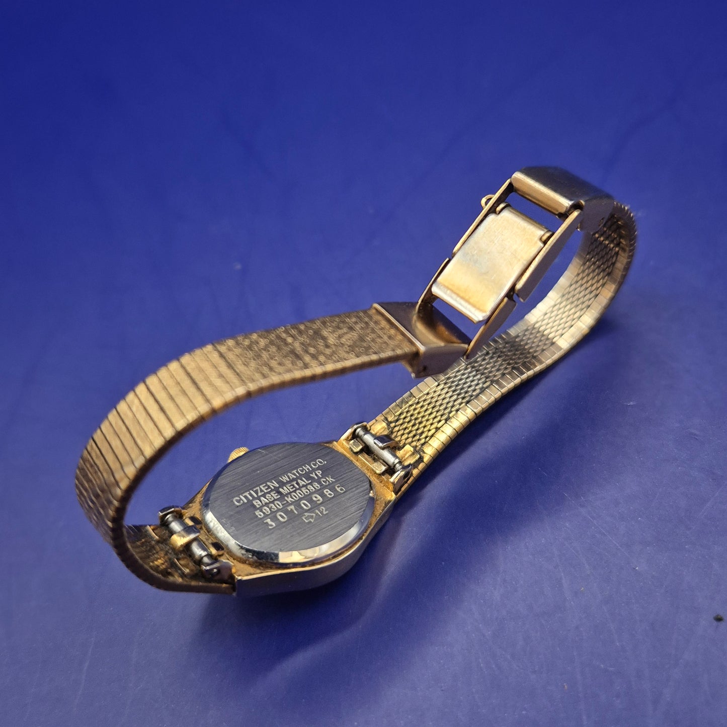 Elegante Citizen Damen Uhr – Goldfarbenes Vintage-Design mit Strukturarmband