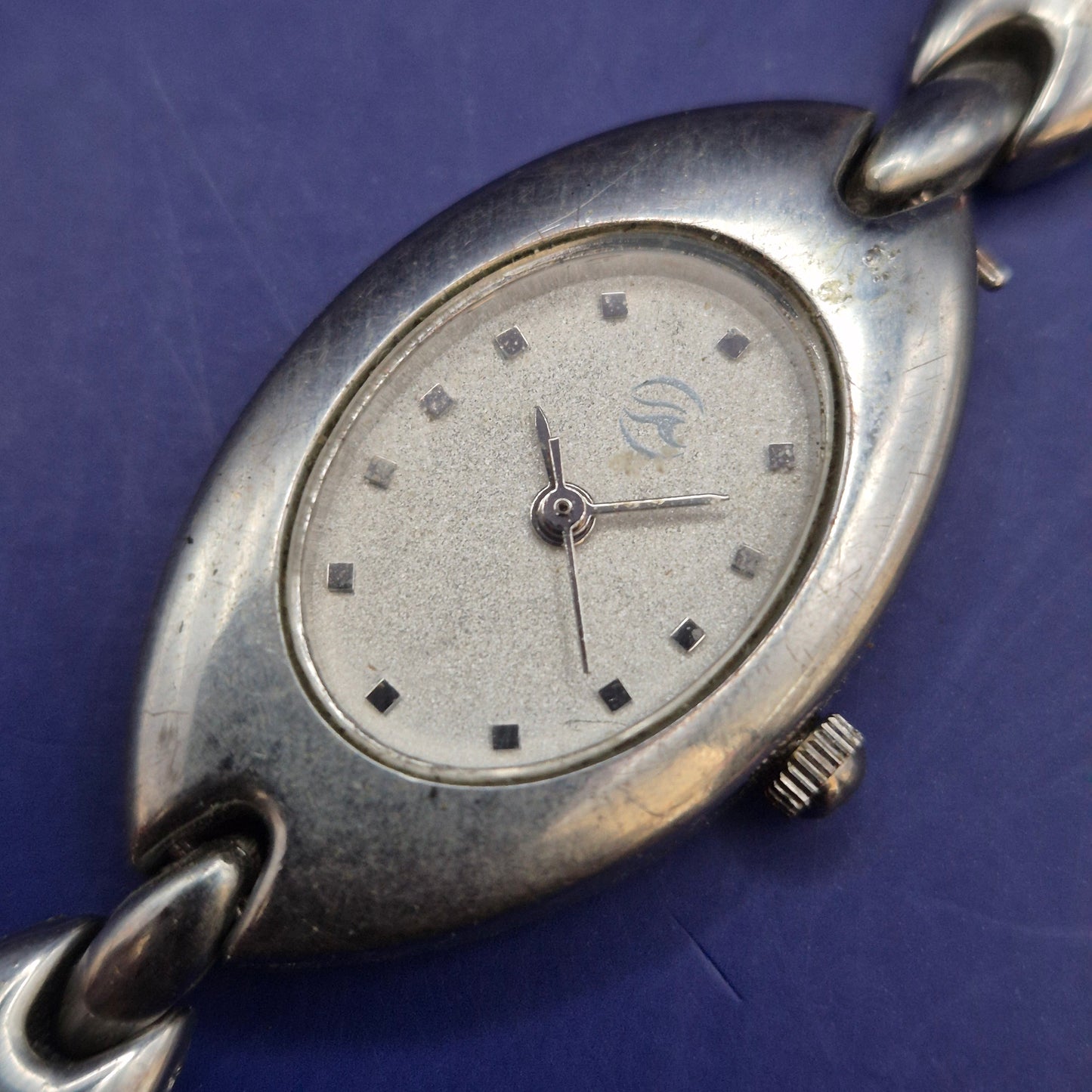 Elegante Damen Uhr – Modisches Ovales Design in Silberoptik